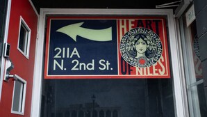 Une entrée d’immeuble avec une plaque indiquant « 2IA N., 2e rue » et un emblème décoratif.