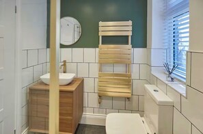 Bathroom - Beautiful 1-bedroom apartment in enchanting Whitby perfect for getaway (Whitby)