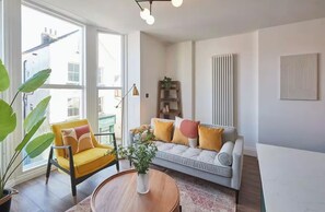 Living area - Beautiful 1-bedroom apartment in enchanting Whitby perfect for getaway (Whitby)