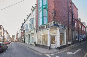Exterior - Beautiful 1-bedroom apartment in enchanting Whitby perfect for getaway (Whitby)