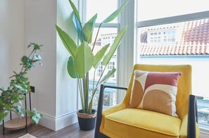 Interior - Beautiful 1-bedroom apartment in enchanting Whitby perfect for getaway (Whitby)