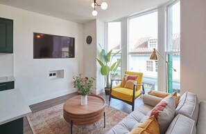 Living area - Beautiful 1-bedroom apartment in enchanting Whitby perfect for getaway (Whitby)