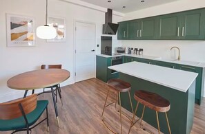 Dining - Beautiful 1-bedroom apartment in enchanting Whitby perfect for getaway (Whitby)