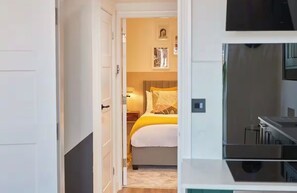 Room - Beautiful 1-bedroom apartment in enchanting Whitby perfect for getaway (Whitby)