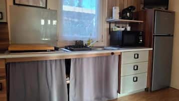 Kühlschrank, Mikrowelle, Herdplatte, Wasserkocher mit Kaffee-/Teezubehör