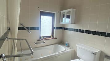 Combined shower/tub, deep soaking tub, towels