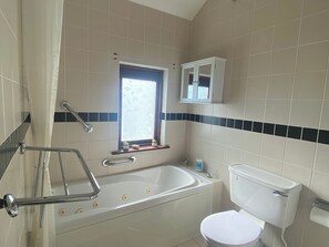 Combined shower/bathtub, deep-soaking bathtub, towels - Serenity Stay Youghal (Youghal)