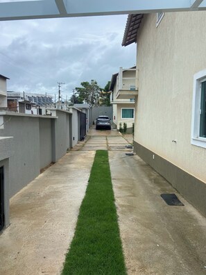 Property grounds - House in a gated community, 500 meters from the beach. (Armação dos Búzios)