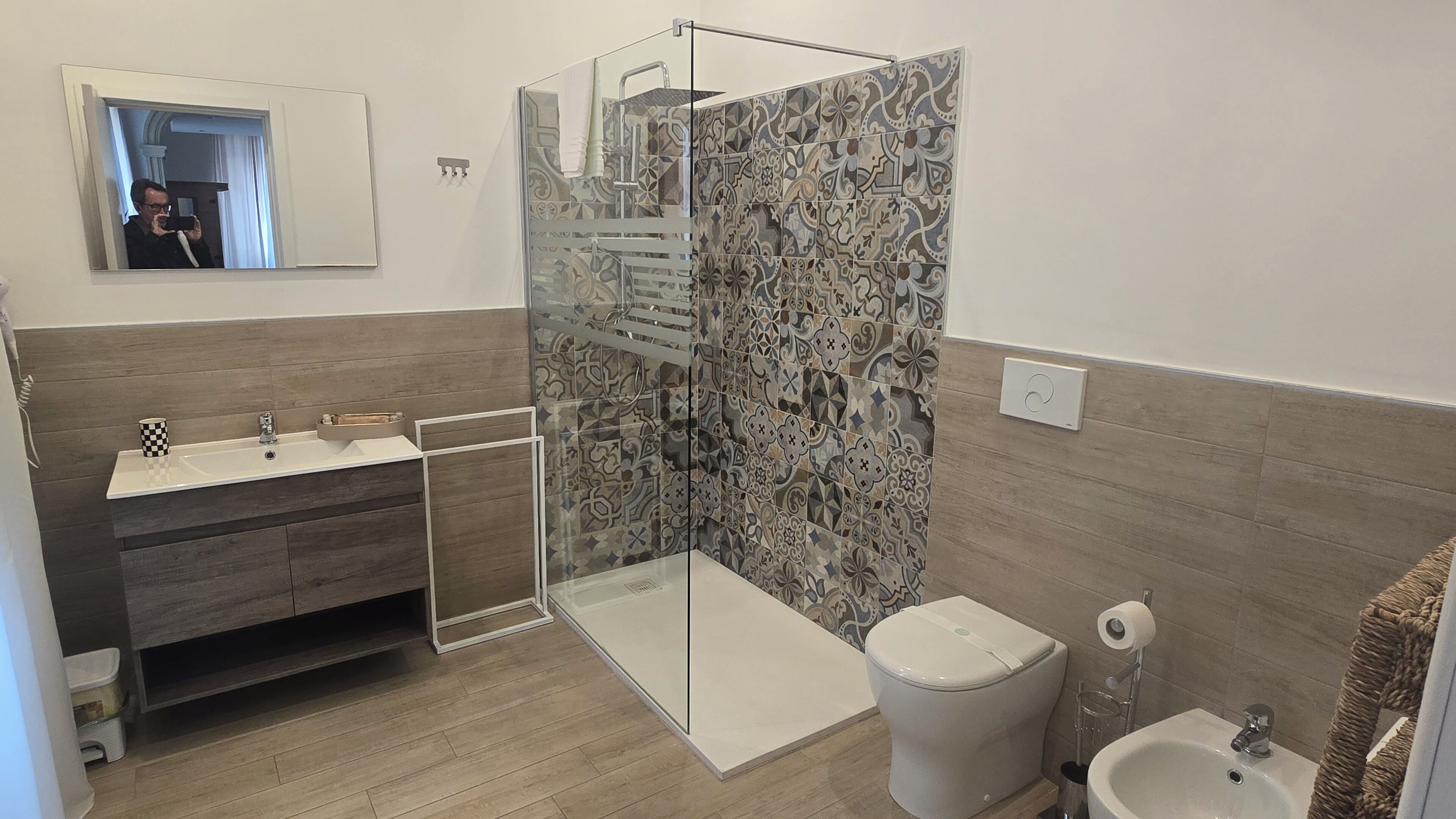 Une salle de bain équipée d’une douche, de toilettes, d’un bidet et d’un lavabo.