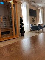 Deluxe Double Room, Balcony, City View | Interior