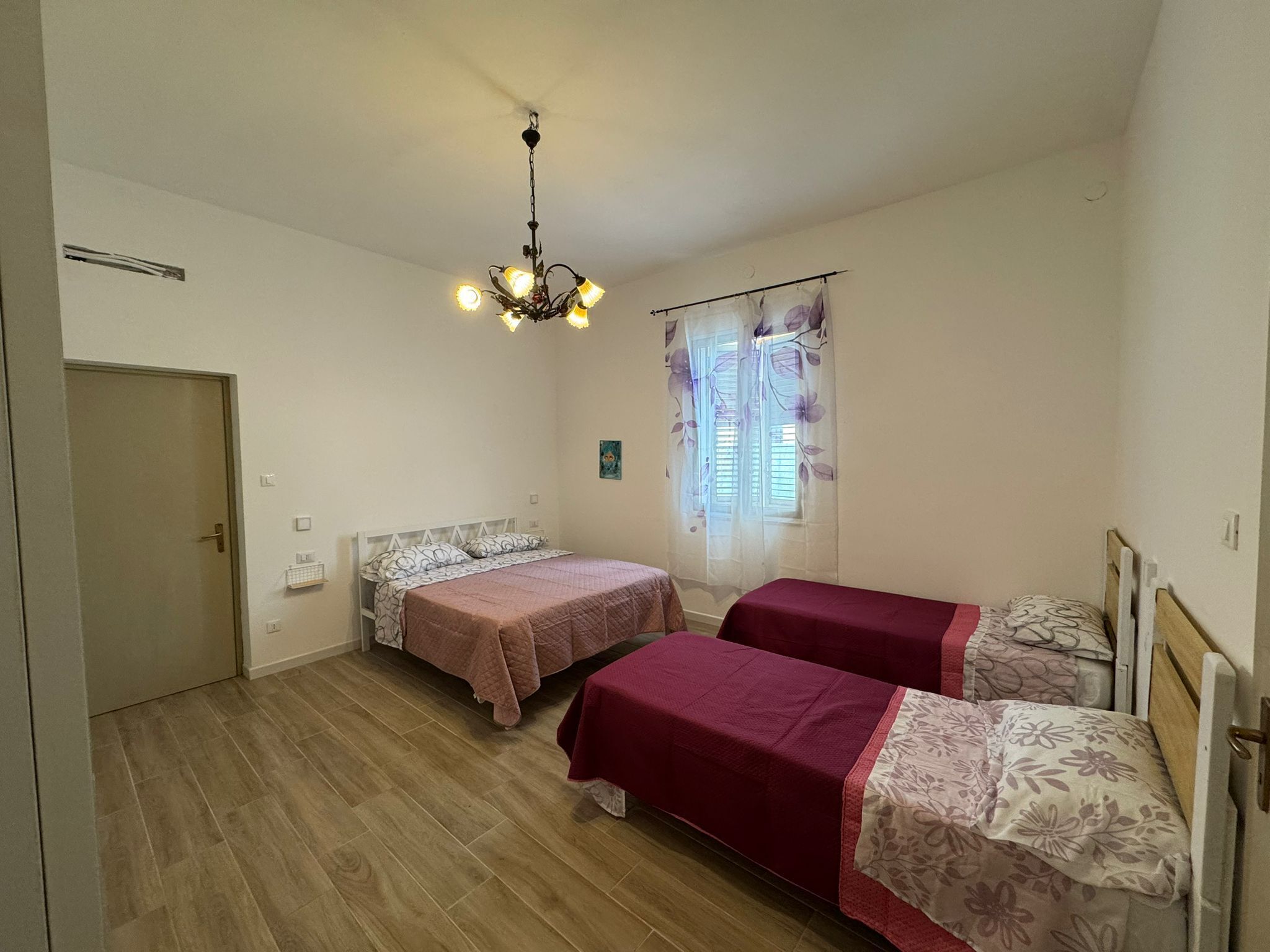 4 habitaciones, tabla de planchar con plancha, wifi y ropa de cama 