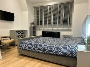 Room - Luxury 2-Bed Sleeps 6 | Jacuzzi, Rooftop & Parking (Welling)