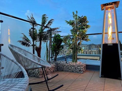 Luxury 2-Bed Sleeps 6 | Jacuzzi, Rooftop & Parking