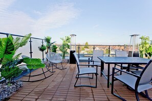Outdoor dining - Luxury 2-Bed Sleeps 6 | Jacuzzi, Rooftop & Parking (Welling)