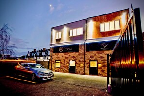 Exterior - Luxury 2-Bed Sleeps 6 | Jacuzzi, Rooftop & Parking (Welling)