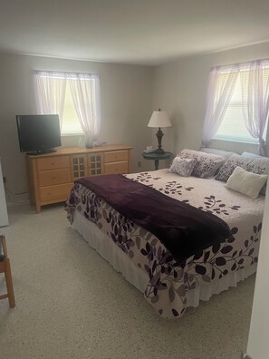 2 bedrooms, iron/ironing board, WiFi, bed sheets - Poolside Cozy 2 bedroom pet friendly perfect getaway (Port Charlotte)