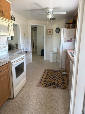 Microwave, oven, stovetop, dishwasher - Poolside Cozy 2 bedroom pet friendly perfect getaway (Port Charlotte)