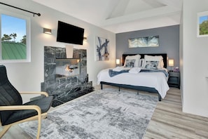 4 bedrooms, desk, iron/ironing board, travel cot - Modern Sunlit Coastal Retreat (Cambria)