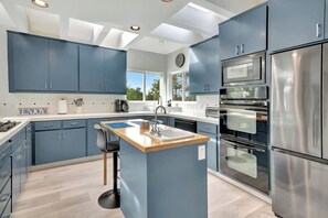 Coffee/tea maker, fridge, microwave, oven - Modern Sunlit Coastal Retreat (Cambria)