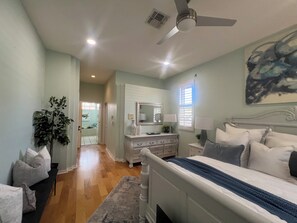 4 bedrooms, iron/ironing board, WiFi, bed sheets - Spacious 4-bedroom Pool Home in Naples Florida (Naples)