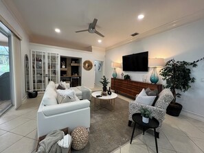 Smart TV - Spacious 4-bedroom Pool Home in Naples Florida (Naples)