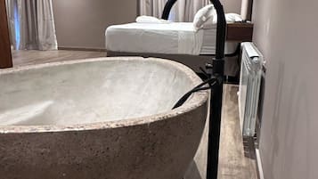 Studio Deluxe, vue sur la cour intérieure | Coffre-fort pour ordinateur portable, accès au Wi-Fi (inclus)