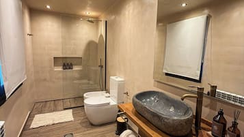 Deluxe-studio, näköala pihalle | Kylpyhuone