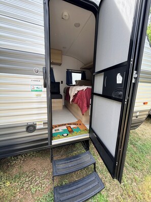 Room - Tiny Home on Wheels near Lake Lanier PET & FESTIVAL FRIENDLY  No Additional Fees (Gainesville)