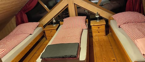 2 bedrooms, travel cot, WiFi, bed sheets