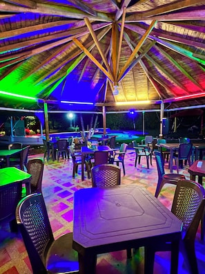 Outdoor dining - Spacious 9-bedroom apartment in brilliant Pueblo Tapao close at Parque del Cafe (Pueblo Tapao)