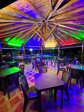 Outdoor dining - Spacious 9-bedroom apartment in brilliant Pueblo Tapao close at Parque del Cafe (Pueblo Tapao)