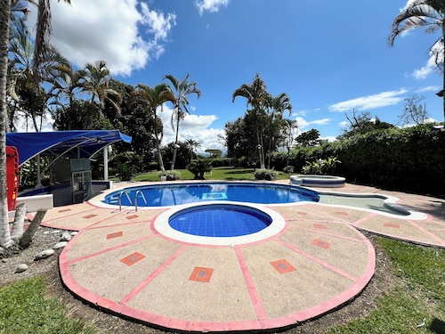 Spacious 9-bedroom apartment in brilliant Pueblo Tapao close at Parque del Cafe