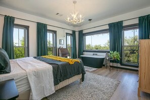 4 bedrooms, iron/ironing board, WiFi, bed sheets - Yellow Door on the Llano River (Kingsland)