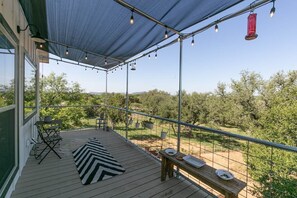 Outdoor dining - Yellow Door on the Llano River (Kingsland)