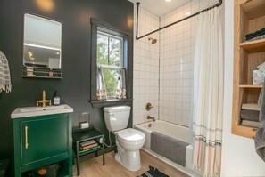 Douche, sèche-cheveux, savon, papier toilette
