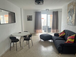 Living area - Penthouse in Vecindario, Gran Canaria, 10 min to the beach, long term stay avail (Vecindario)