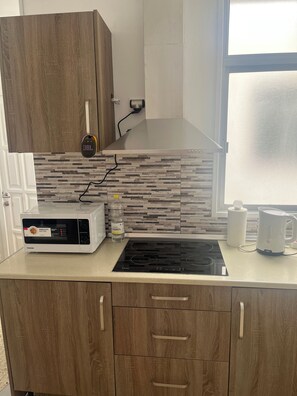 Fridge, microwave, stovetop, electric kettle - Penthouse in Vecindario, Gran Canaria beach, airport 10 min, long term available (Vecindario)