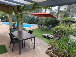 Outdoor dining - Villa with pool & putting green - Saint-Raphaël - peaceful setting (Saint-Raphaël)