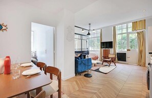 Living area - A REFINED & COMFORTABLE BASE IN D MOST CAPTIVATING NEIGHBOURHOODS-SAINT GERMAIN (Paris)