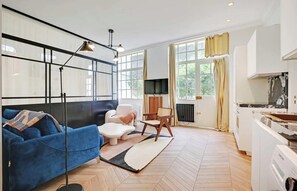 Living area - A REFINED & COMFORTABLE BASE IN D MOST CAPTIVATING NEIGHBOURHOODS-SAINT GERMAIN (Paris)