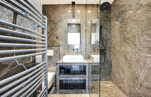 Bathroom - A REFINED & COMFORTABLE BASE IN D MOST CAPTIVATING NEIGHBOURHOODS-SAINT GERMAIN (Paris)