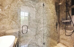 Dusche, Haartrockner, Handtücher, Seife