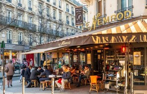 Outdoor dining - A REFINED & COMFORTABLE BASE IN D MOST CAPTIVATING NEIGHBOURHOODS-SAINT GERMAIN (Paris)
