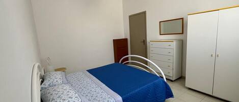2 bedrooms, iron/ironing board, Internet, bed sheets