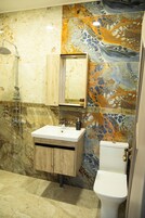 Habitación estándar doble, vistas a la colina | Baño | Ducha, artículos de higiene personal gratuitos, jabón y champú