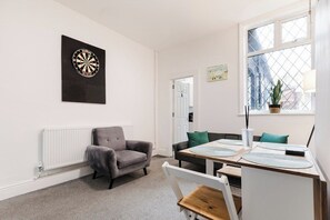 Dining - Entire Modern Home, Sleeps 7, Free Parking & WiFi (Stoke-on-Trent)