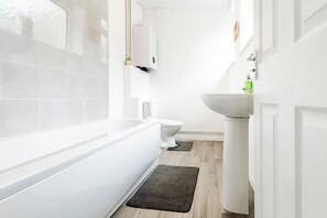 Hair dryer, towels, soap, shampoo - Entire Modern Home, Sleeps 7, Free Parking & WiFi (Stoke-on-Trent)