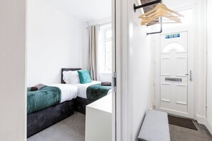 3 slaapkamers, een strijkplank/strijkijzer, internet, beddengoed