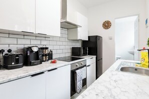 Refrigerador, microondas, horno, placa de cocina