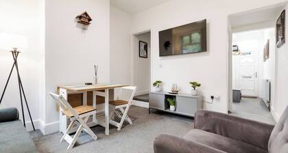 Entire Modern Home, Sleeps 7, Free Parking & WiFi